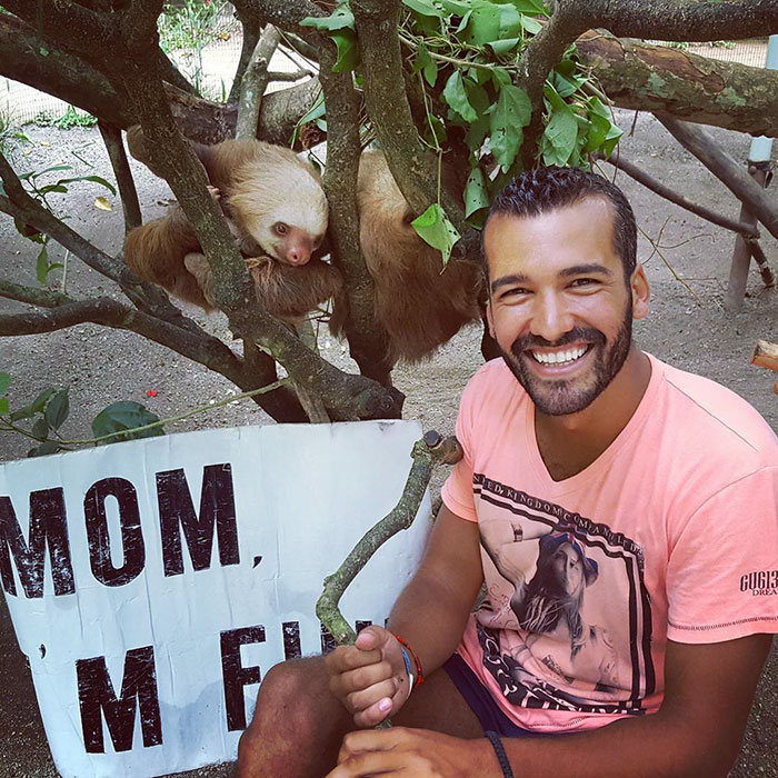 Парень путешествует по всему миру, но не забывает сообщать маме, что у него всё в порядке Мама я в порядке, Джонатан Киньонес, Jonathan Quiñonez