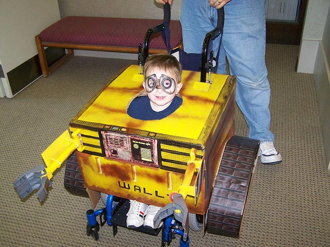 Гениальное превращение колясок детей-инвалидов в потрясные костюмы знаменитых персонажей превращение колясок детей-инвалидов в костюмы, костюм из инвалидной коляски