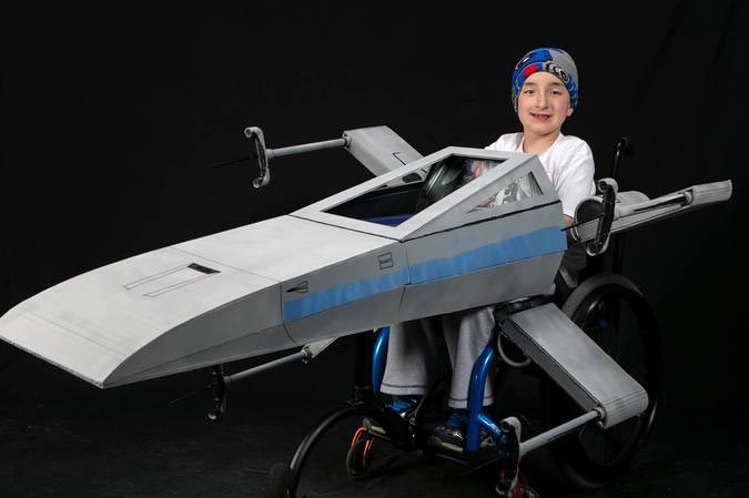 Гениальное превращение колясок детей-инвалидов в потрясные костюмы знаменитых персонажей превращение колясок детей-инвалидов в костюмы, костюм из инвалидной коляски