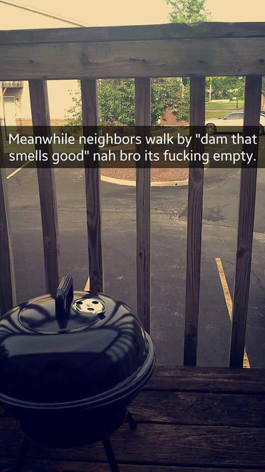 девушка самостоятельно попыталась поджарить бургеры, девушка поджарила бургеры на гриле, девушка в первый раз пользуется грилем