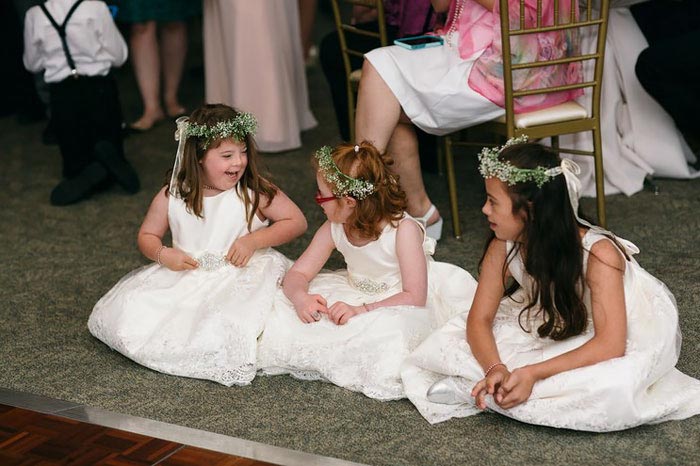 Учитель пригласила детей с синдромом Дауна на свадьбу, дети с синдромом Дауна на свадьбе