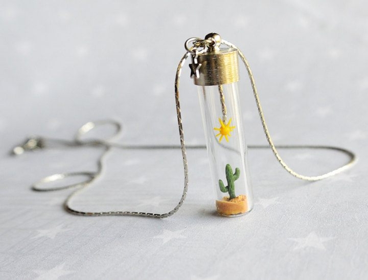 Крошечные миры внутри сказочных колец и подвесок, сделанных в виде террариумов украшения в виде террариумов, украшения с крошечными мирами внутри, украшения со сказкой, Окию, HoKiou