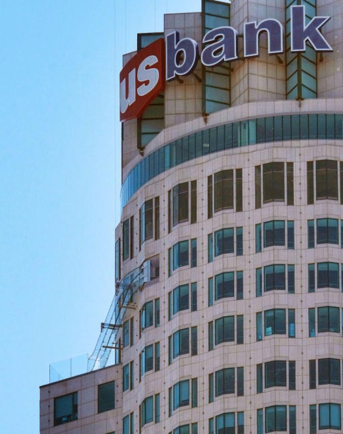 прозрачная горка на вершине небоскрёба, стеклянная горка Skyslide, горка на небоскрёбе U.S. Bank Tower