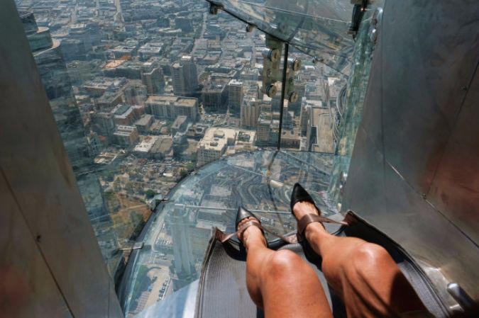 прозрачная горка на вершине небоскрёба, стеклянная горка Skyslide, горка на небоскрёбе U.S. Bank Tower