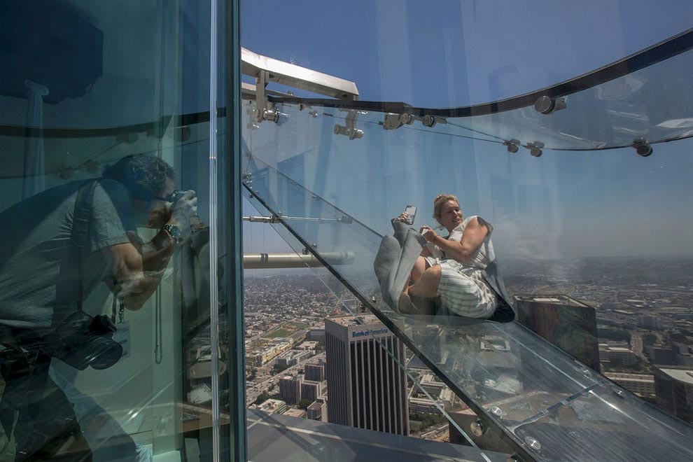 прозрачная горка на вершине небоскрёба, стеклянная горка Skyslide, горка на небоскрёбе U.S. Bank Tower