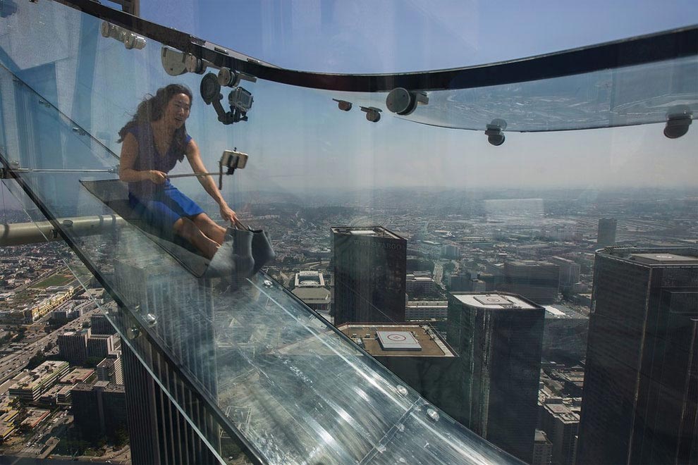 прозрачная горка на вершине небоскрёба, стеклянная горка Skyslide, горка на небоскрёбе U.S. Bank Tower