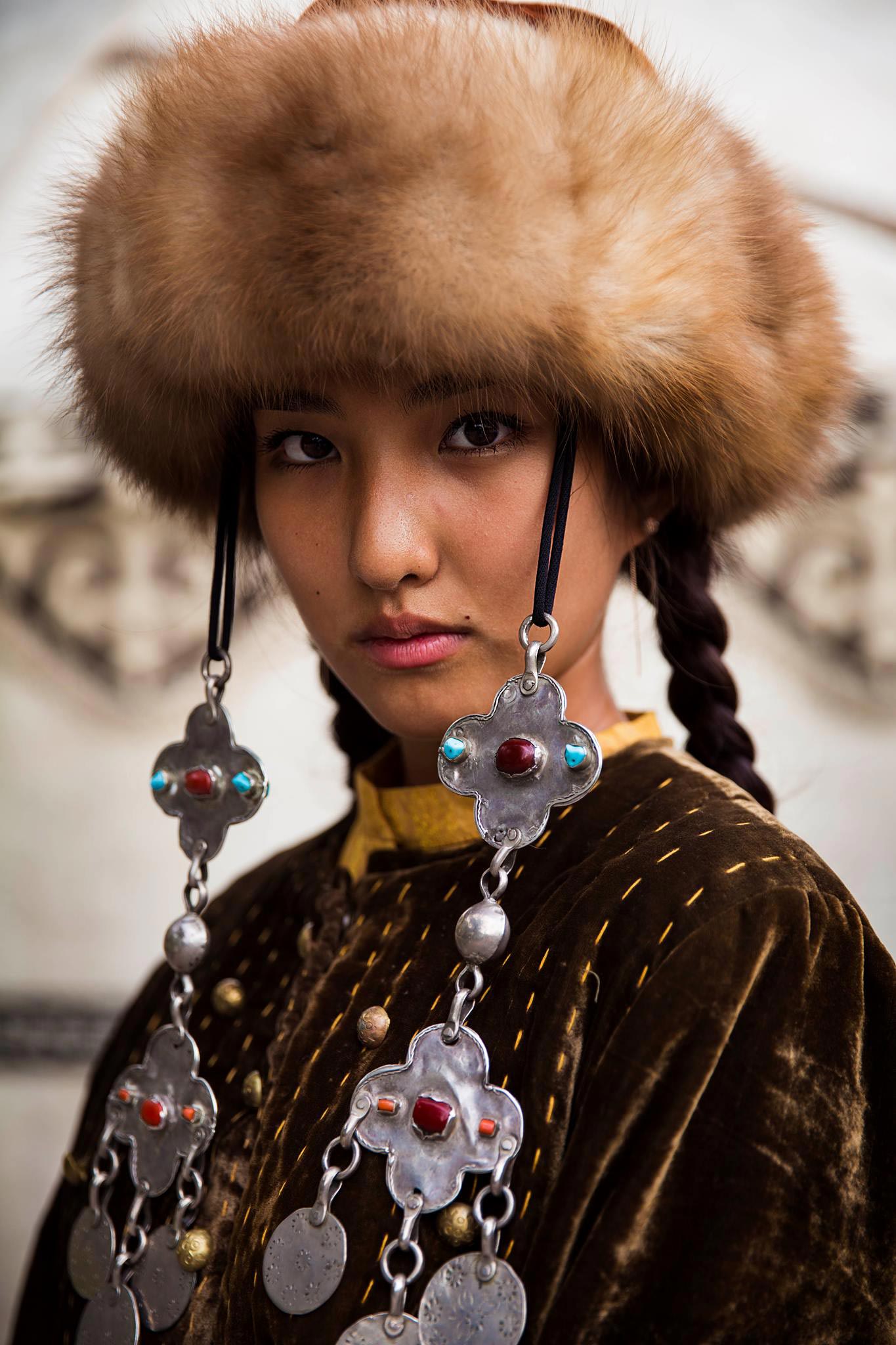 Самые красивая нация женщин. Даниэлла Ван монголка. Микаэла норок киргизка. Михаэла норок атлас красоты.