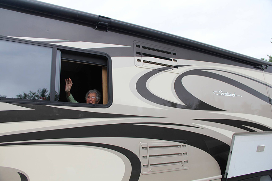 90-летняя старушка больная раком отправилась в путешествие вместо лечения