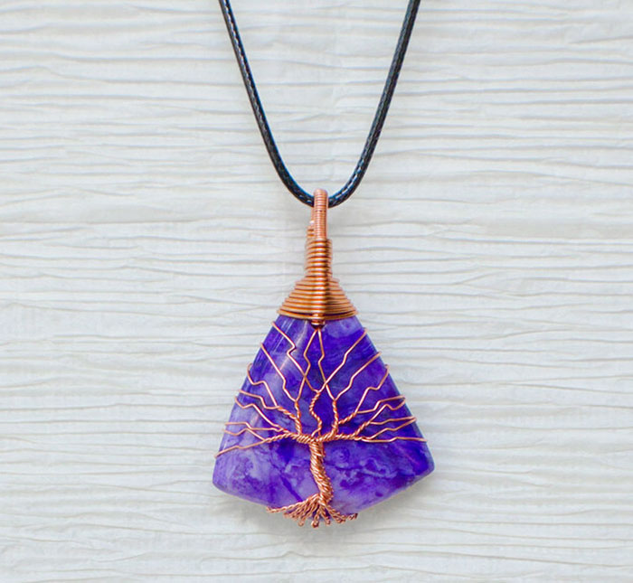 Супружеская пара собирает на свалках провода из старых телевизоров, подвески древо жизни