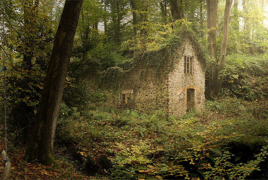 Хранилище времени затерянная глушь. Монастырь скит глушь. Дом в лесу. Заросший дом. Старый домик в лесу.