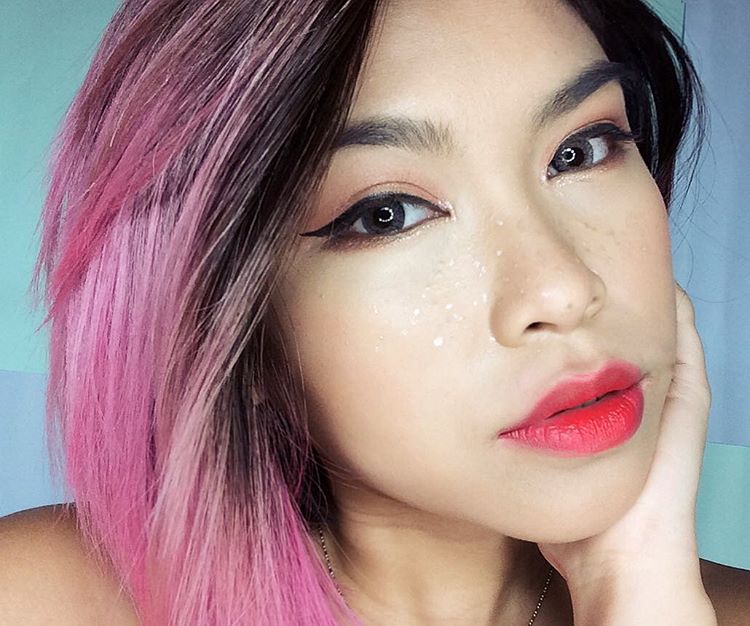 Веснушки из блёсток — новый тренд среди безумных модниц Инстаграма веснушки из глиттера, #glitterfreckles, блестящие веснушки