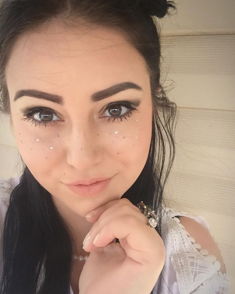 Веснушки из блёсток — новый тренд среди безумных модниц Инстаграма веснушки из глиттера, #glitterfreckles, блестящие веснушки