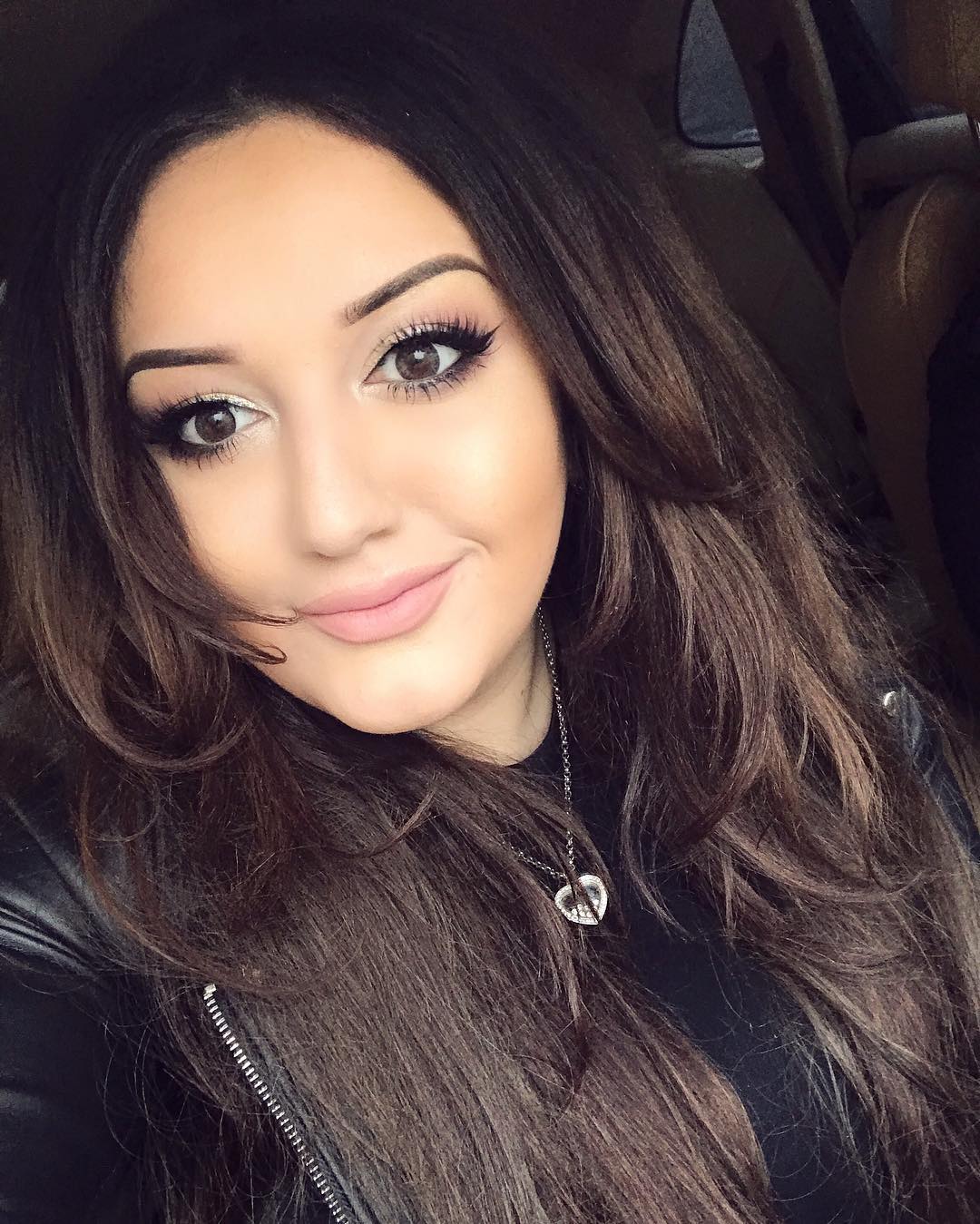 визажист преображает женщин при помощи макияжа, Гоар Аветисян