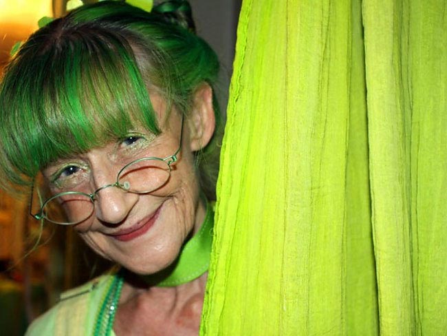 Элизабет Итон Розенталь, Elizabeth Eaton Rosenthal, 20 лет носит только зелёный цвет