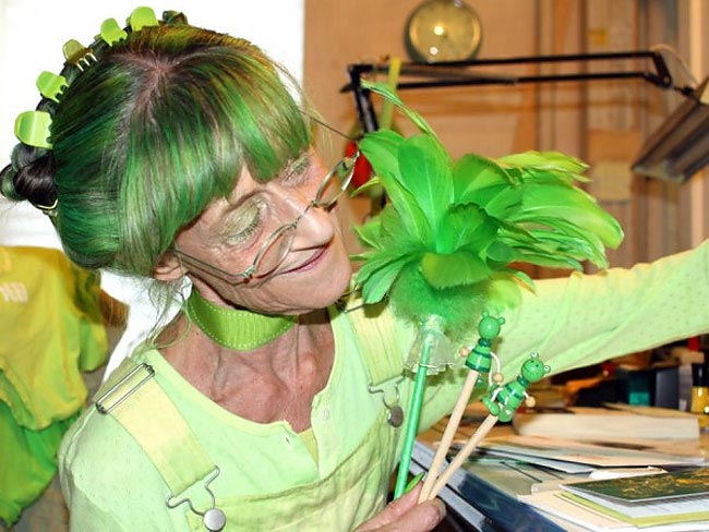 Элизабет Итон Розенталь, Elizabeth Eaton Rosenthal, 20 лет носит только зелёный цвет