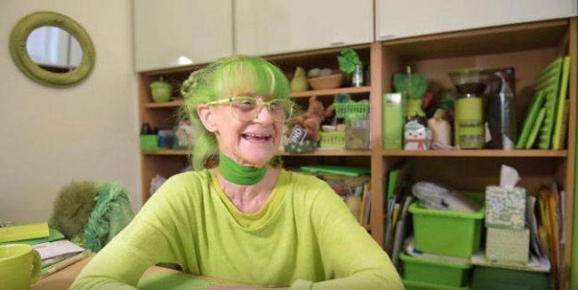 Элизабет Итон Розенталь, Elizabeth Eaton Rosenthal, 20 лет носит только зелёный цвет