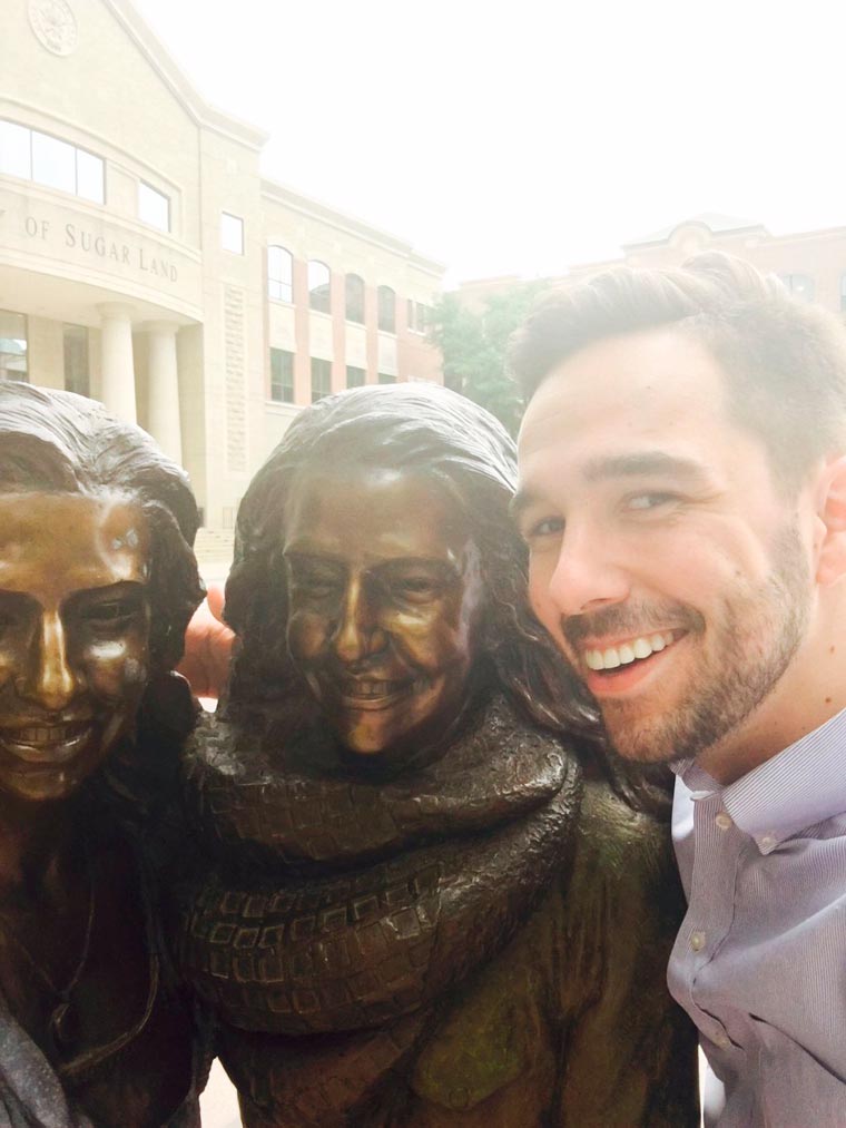 статуя селфи, селфи в Шугар-Ленд, памятник селфи