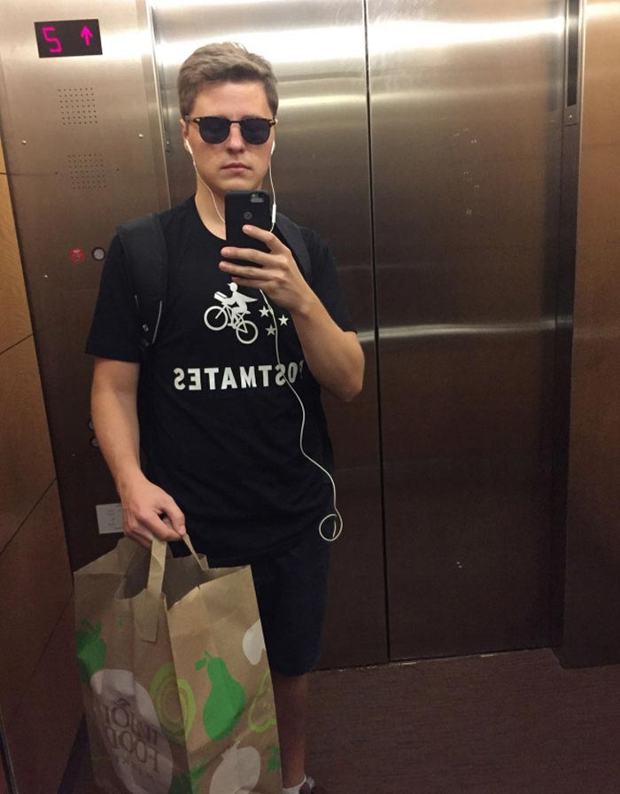 Парень нашёл гениальный способ передать своё резюме прямо в руки начальству разных компаний переоделся доставщиком пончиков, парень доставлял резюме с поничками, нашел способ передать резюме начальству компаний