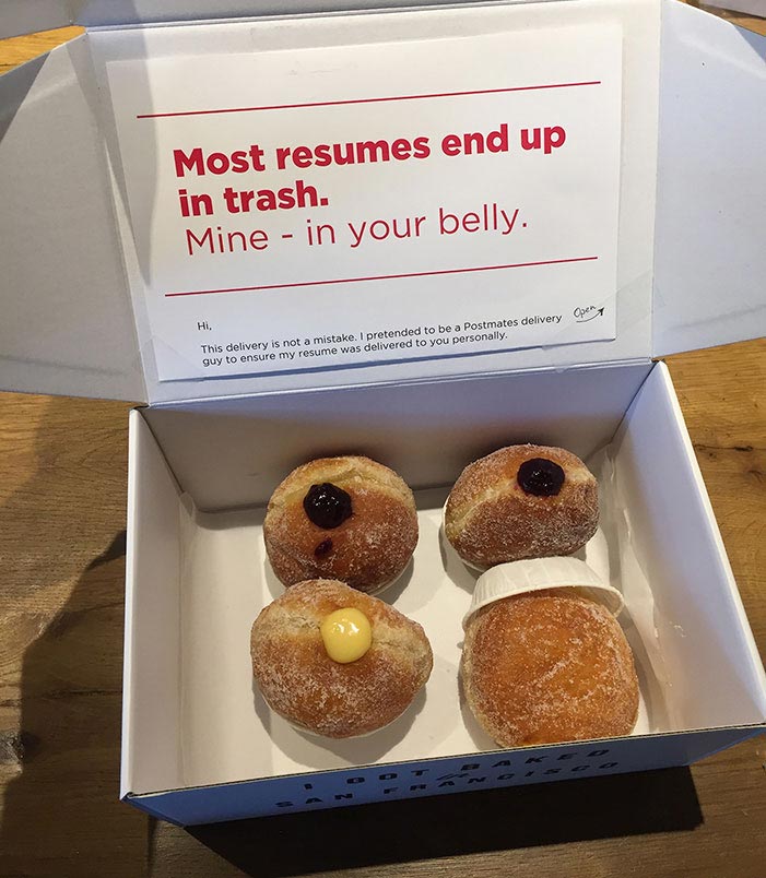 Парень нашёл гениальный способ передать своё резюме прямо в руки начальству разных компаний переоделся доставщиком пончиков, парень доставлял резюме с поничками, нашел способ передать резюме начальству компаний
