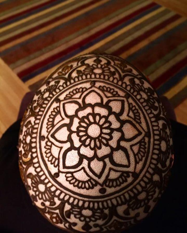 Художница рисует хной красивые узоры на головах больных раком женщин, чтобы они не переживали из-за потери волос Короны из хны, узоры из хны на головах больных раком женщин