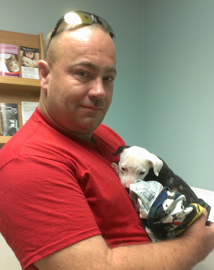 обгоревший щенок сам стал пожарным, обгоревший щенок Джейк