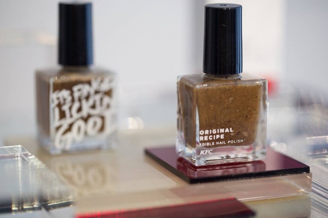 Finger Lickin' Good — компания KFC придумала первый съедобный лак для ногтей съедобный лак для ногтей, лак Finger Lickin' Good, съедобный лак для ногтей KFC, KFC лак Пальчики оближешь