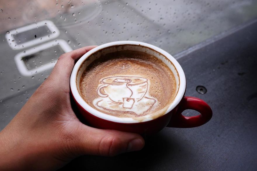 Бариста создаёт на кофе забавные рисунки, рисунки на кофе, латте-арт