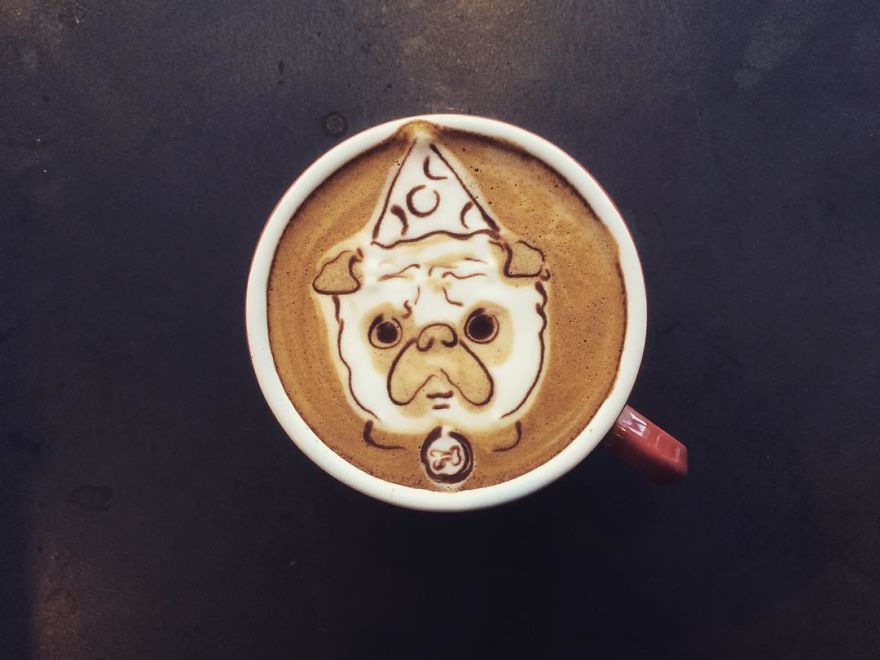 Бариста создаёт на кофе забавные рисунки, рисунки на кофе, латте-арт