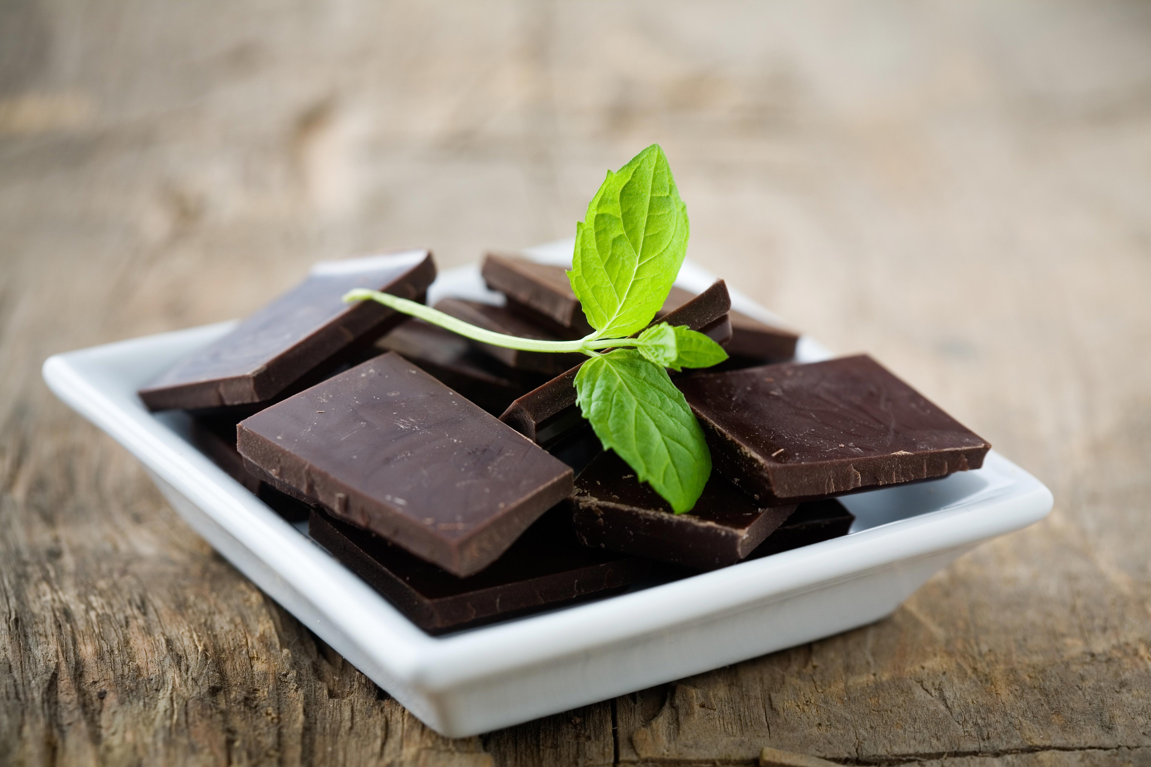 Choco mint. Черный Горький шоколад. Шоколад Горький. Горький мятный шоколад. Черный шоколад с мятой.