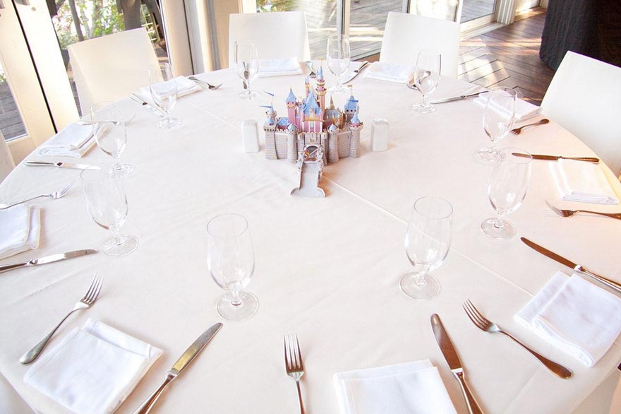 свадьба в стиле диснея, столы на свадьбе украшены в стиле диснеевских мультфильмов