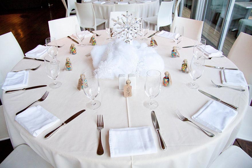 свадьба в стиле диснея, столы на свадьбе украшены в стиле диснеевских мультфильмов