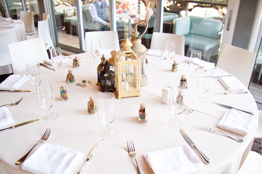 свадьба в стиле диснея, столы на свадьбе украшены в стиле диснеевских мультфильмов