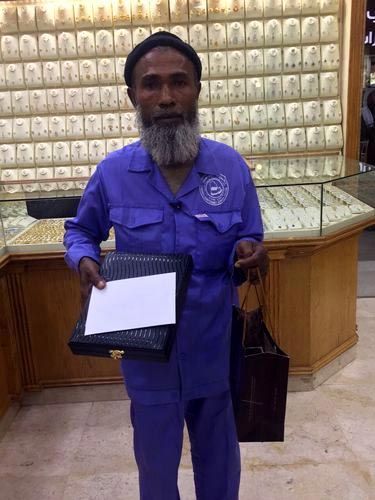 дворник высмеянный троллями, дворник смотрит на драгоценности