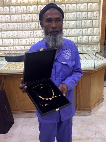 дворник высмеянный троллями, дворник смотрит на драгоценности