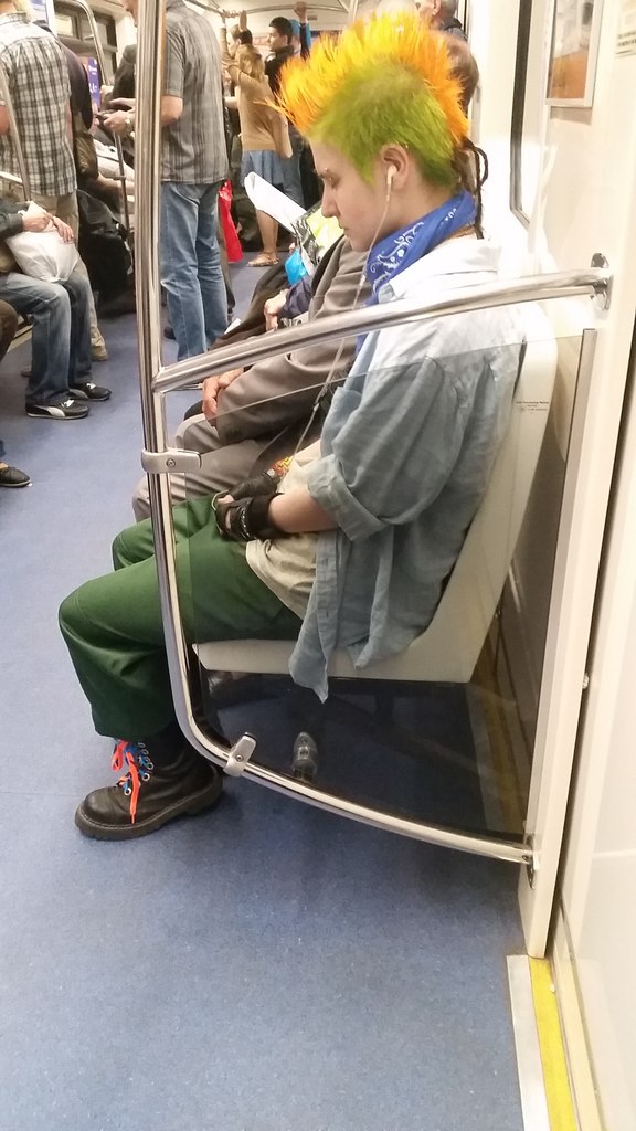 мода петербургского метро, мода метро, модники в транспорте, странные пассажиры метро 