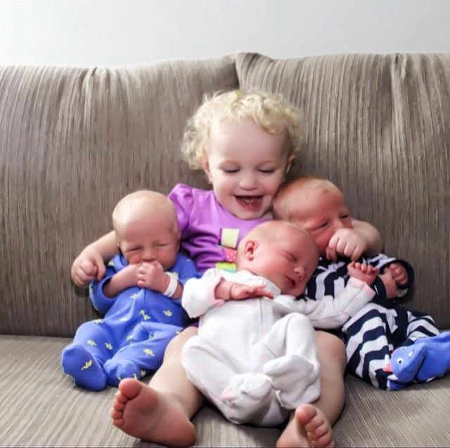 Супермама, мама готовит четырех малышей ко сну, мама укладывает четырёх малышей спать