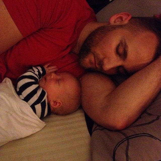 Супермама, мама готовит четырех малышей ко сну, мама укладывает четырёх малышей спать