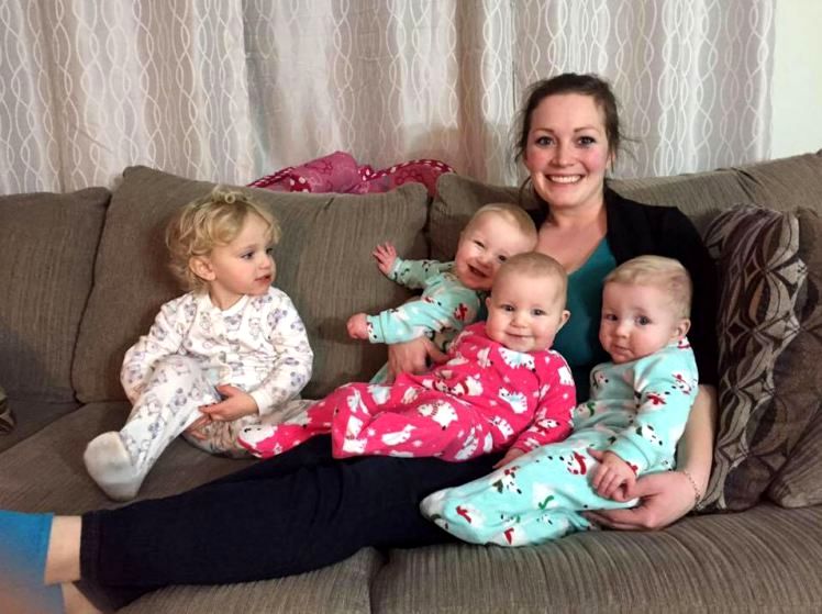 Супермама, мама готовит четырех малышей ко сну, мама укладывает четырёх малышей спать