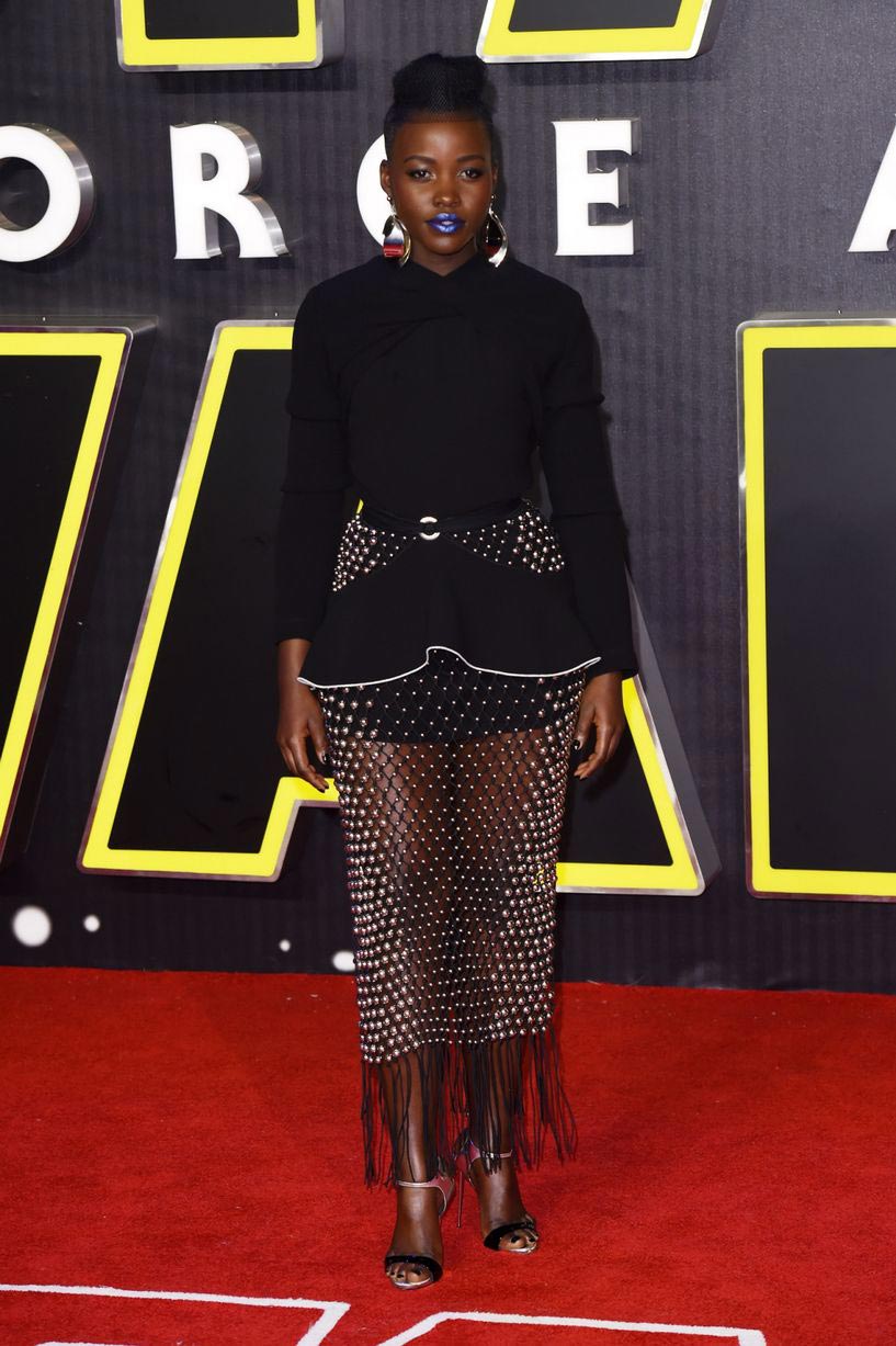 20 звёзд Голливуда, которые облажались, надев маленькое чёрное платье провальные наряды звёзд, маленькое чёрное платье