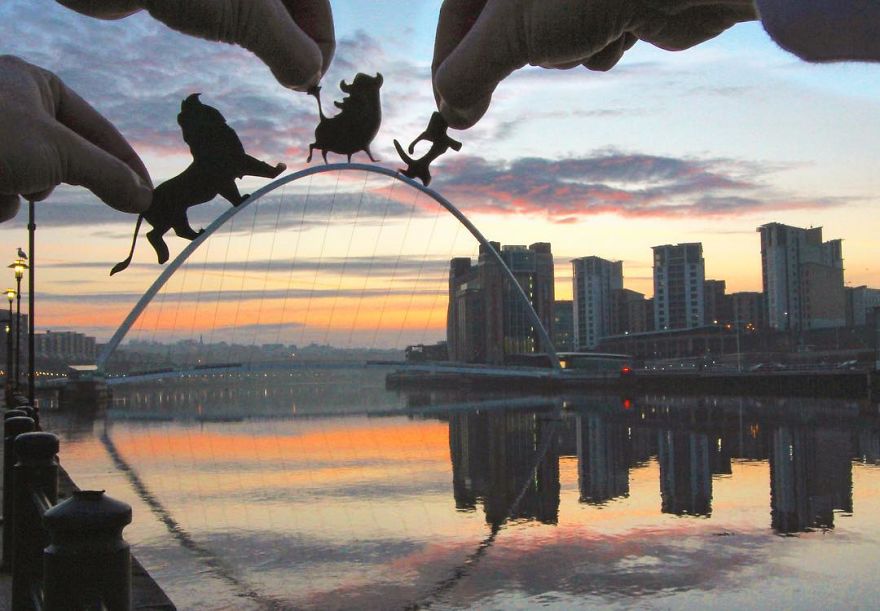 Фотограф дополняет достопримечательности бумажными трафаретами, Рич МакКор, Rich McCor