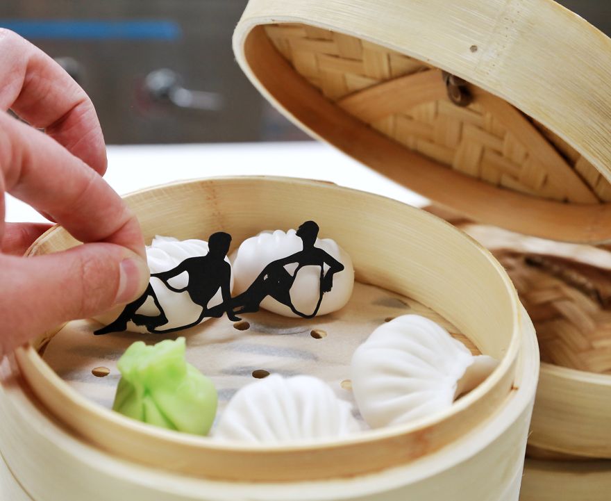 Фотограф дополняет достопримечательности бумажными трафаретами, Рич МакКор, Rich McCor