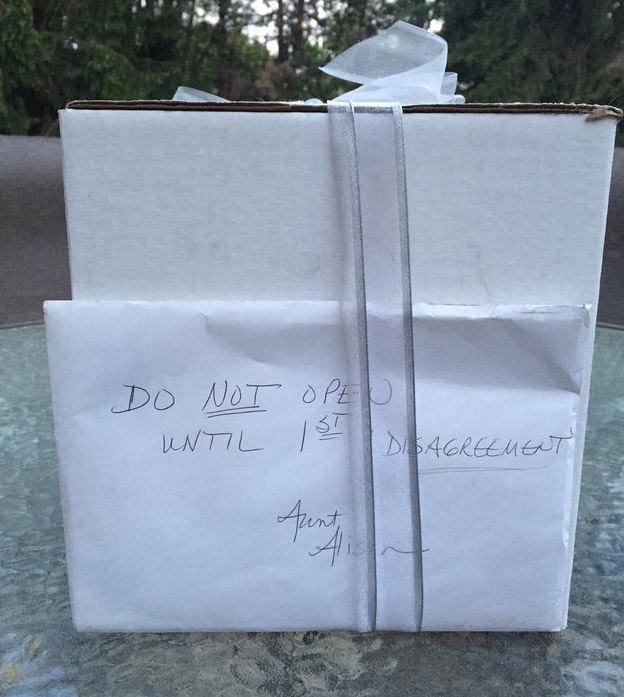 Пара наконец открыла таинственный свадебный подарок и письмо, спустя 9 лет брака открыли свадебный подарок после 9 лет брака, открыли таинственное письмо после 9 лет брака