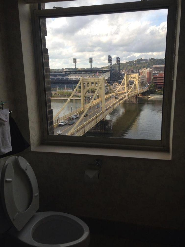 виды из туалетов, туалеты открываются потрясающие виды, туалеты с видом на природу, туалет с видом на город