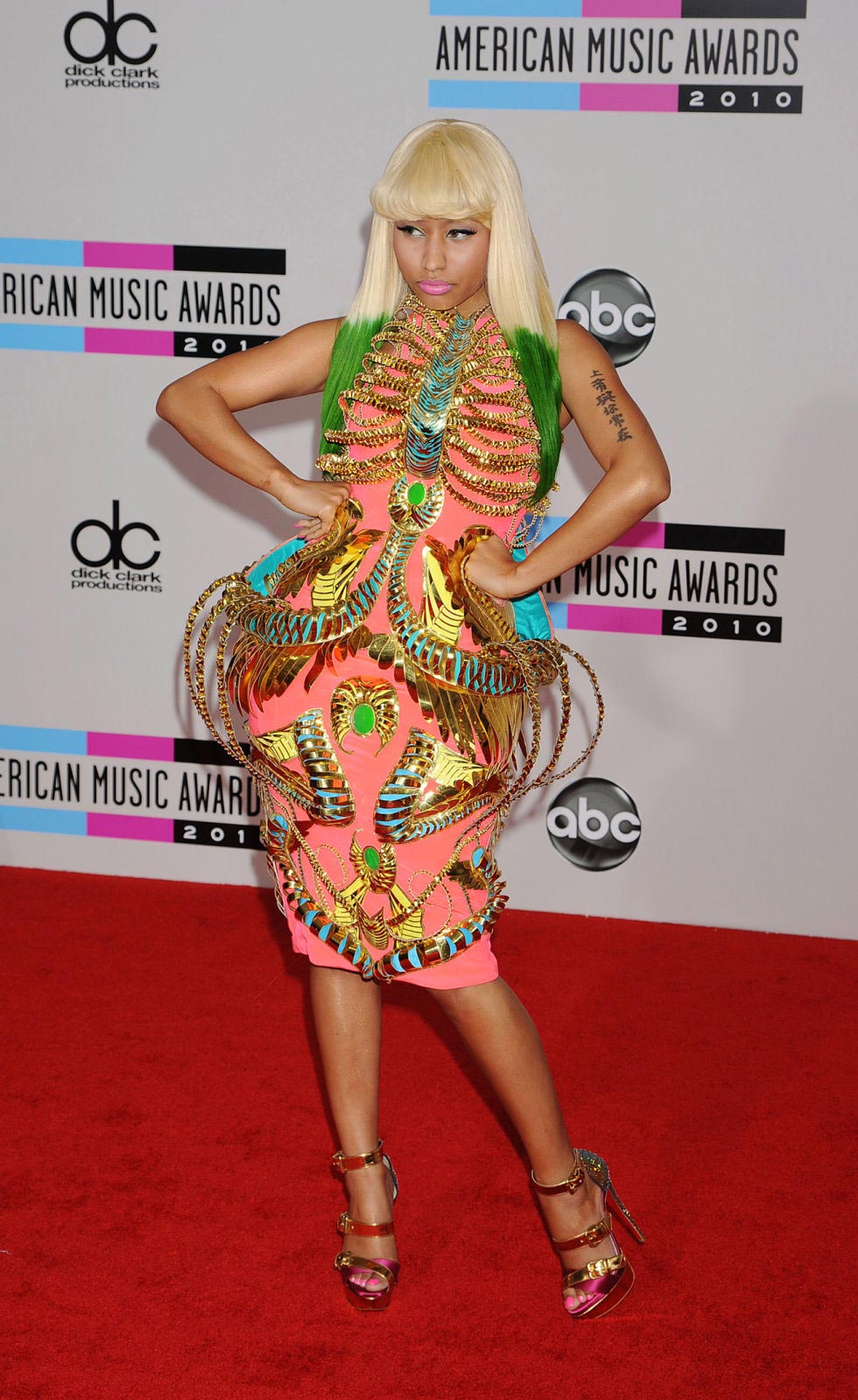 королевы эпатажа, звёзды Голливуда со странным стилем