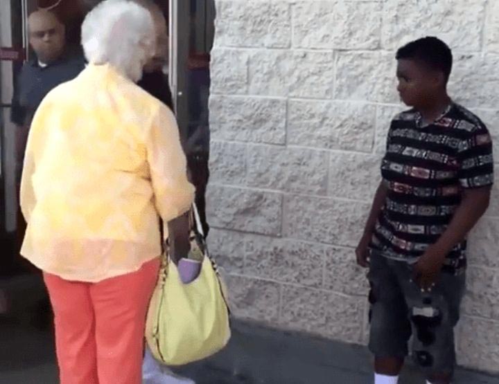 мальчик продавал конфеты на улице, женщина угрожала вызвать полицию, мужчина купил все конфеты у мальчика