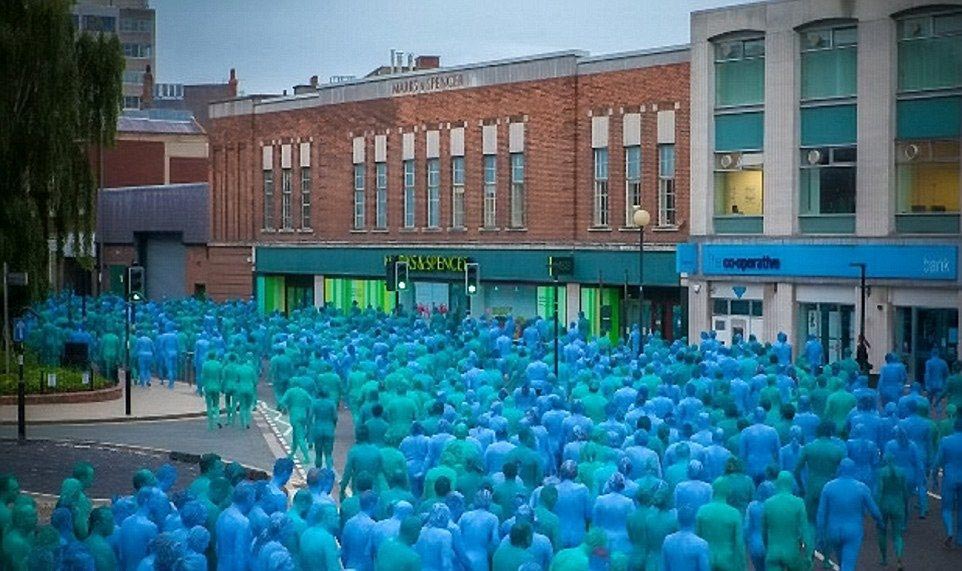 море из людей, Спенсер Туник, флэшмоб в городе Халл, голые люди в синей краске флэшмоб