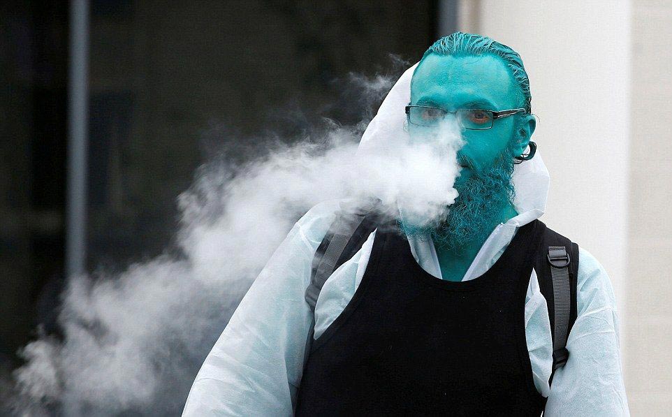 море из людей, Спенсер Туник, флэшмоб в городе Халл, голые люди в синей краске флэшмоб