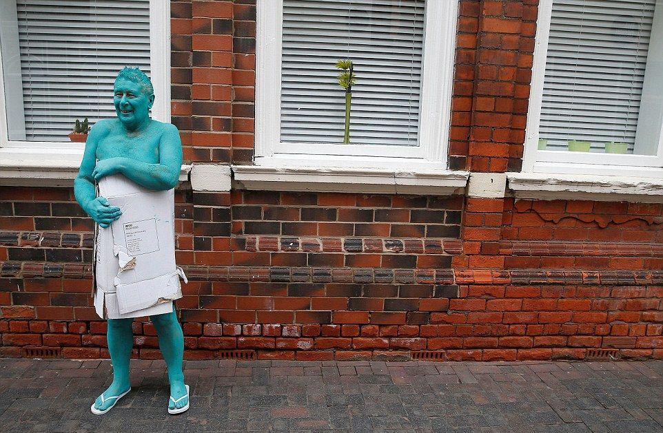 море из людей, Спенсер Туник, флэшмоб в городе Халл, голые люди в синей краске флэшмоб