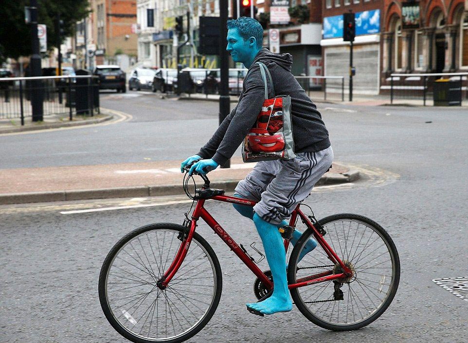 море из людей, Спенсер Туник, флэшмоб в городе Халл, голые люди в синей краске флэшмоб