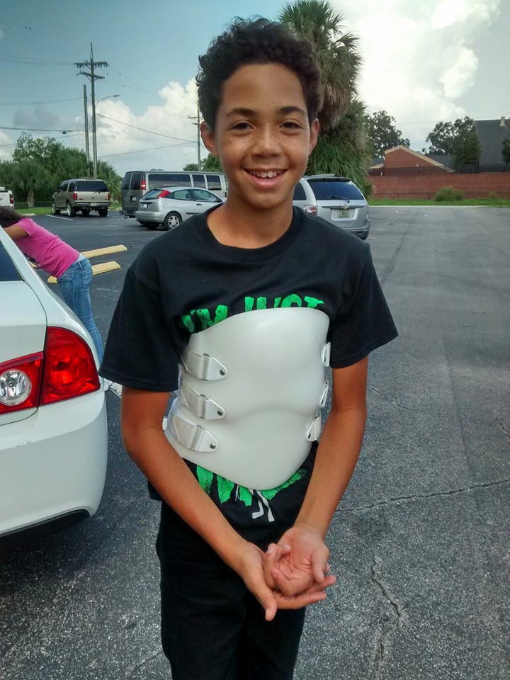 разукрасил ортопедический корсет, татуировщик аэрография медицинский корсет